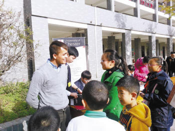 彭城晚报小记者走进徐州一中国际教育展