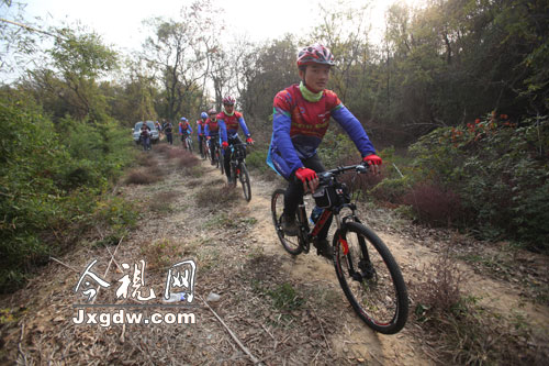 环鄱骑行队体验候鸟医院 感受护鸟人30年如