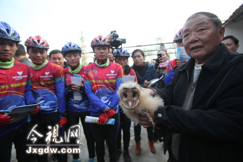 环鄱骑行队体验候鸟医院 感受护鸟人30年如