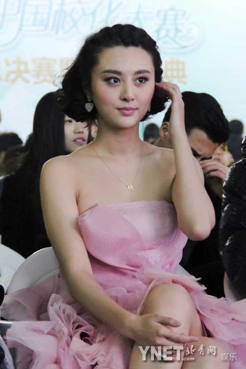 甘露助阵校花大赛 粉红系"芭比"甜蜜亮相