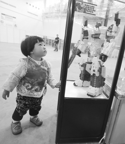 快来看7米高变形金刚擎天柱高清图片