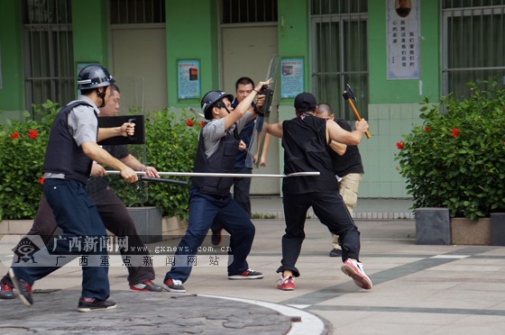明年起南宁学校门口设值班员 持钢叉预防突发事件