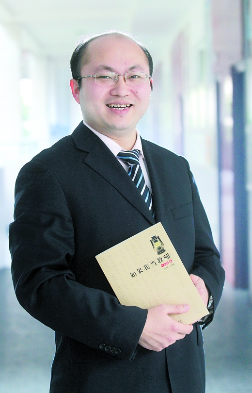 这个老师穿铠甲朗诵《满江红》夺冠