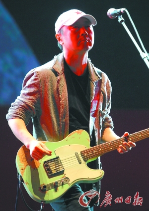 大音乐节广州开唱 崔健冒雨狂歌《一无所有》