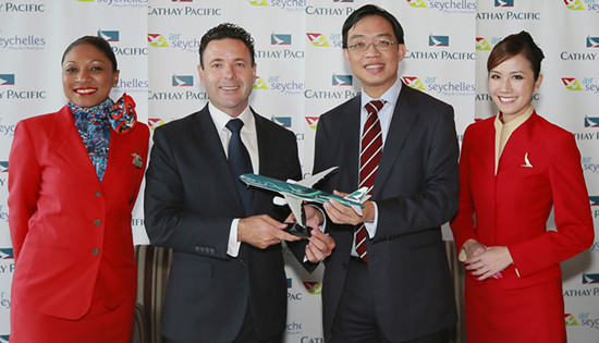 国泰航空收入管理部总经理James Tong将国泰航空飞机模型赠送给塞舌尔航空首席执行官Cramer Ball