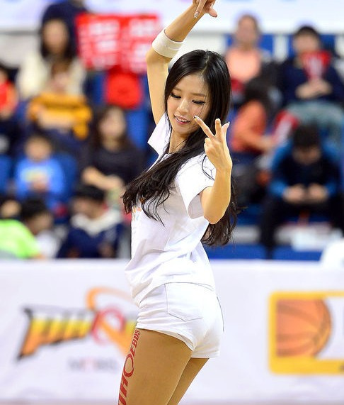 正文   原标题:棒球女神朴姬兰助阵篮球赛 性感热舞秀长腿 日前,韩国