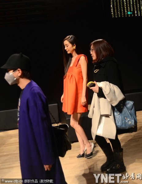 杨幂宽松装遮肚子助理挡驾 当众抠鼻显不雅_娱