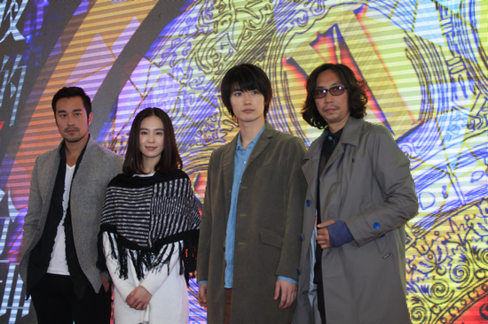 行定勋导演（右一）和演员张孝全（左一）、刘诗诗（左二）、三浦春马（右二）