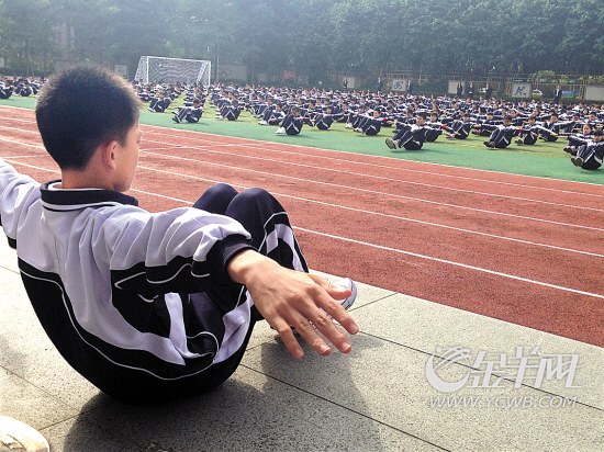 深圳上沙中学老师自编瑜伽操 受学生欢迎