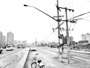 【兰州城市观察】电杆马路中间安家为哪般\/图