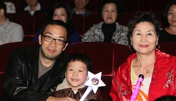 彭佳慧低胸礼服开唱,老公