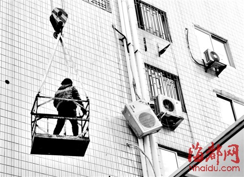 生锈支架断了 空调靠管子扯住