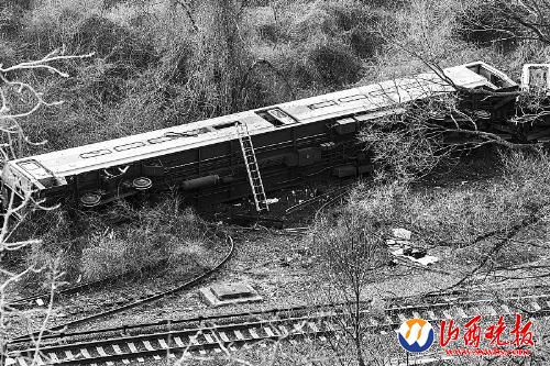 纽约一列车出轨4死63伤(图)