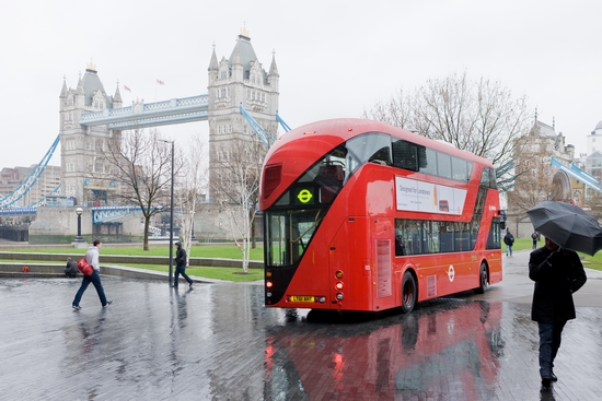 新的伦敦双层巴士也是赫斯维克的设计作品。