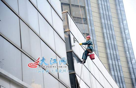 南昌:新年临近 城市“蜘蛛人”开始忙了(组图)