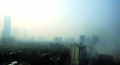 武汉首次启动雾霾天气三级响应 中小学