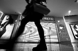 　　昨日，上海中山公园龙之梦商场，一位顾客走过玛花纤体五楼门店，当日该店并未营业。早报记者 杨一 图