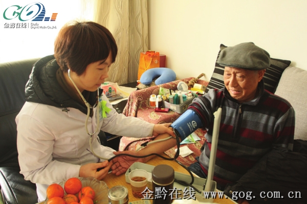 世纪城社区帮老人打扫卫生检查身体