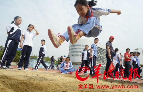 深圳南湾学子校运会上展风采|田径|跳远