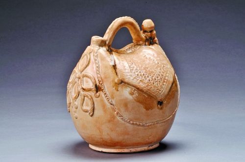 白釉贴花皮囊壶:盛装唐代贵族的生活品位