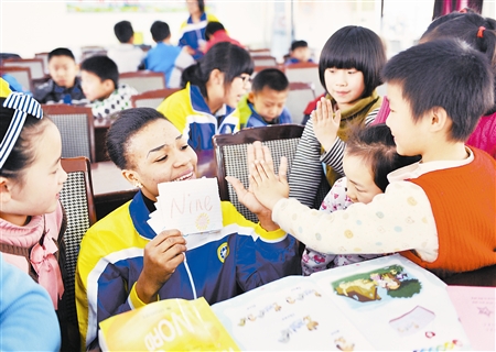 外国语大学志愿者义务为外来工子女教英语(图