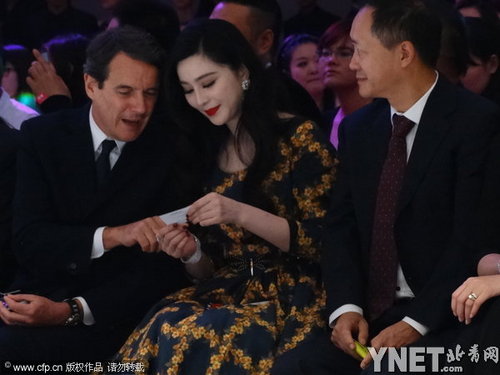 <em>范冰冰花</em>裙现身 遭老外递名片拉关系偷瞄|范冰