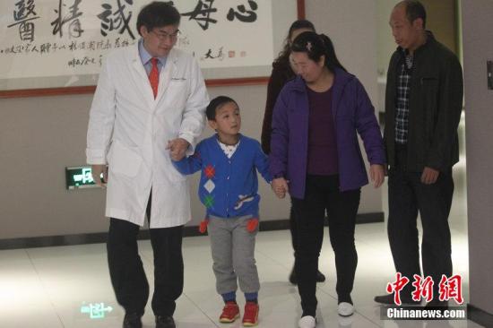 山西被 挖眼男童 出院 植入义眼 重见光明 还需半
