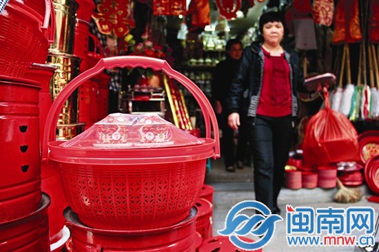 漳州人嫁女儿备齐红篮十二件 件件象征好彩头