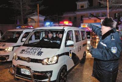 新警车驶出,正式上岗巡逻 本报记者 蒋盛松 摄