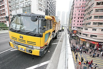 香港大货车巨轮堕桥击伤7人1命危 场面混乱(图)