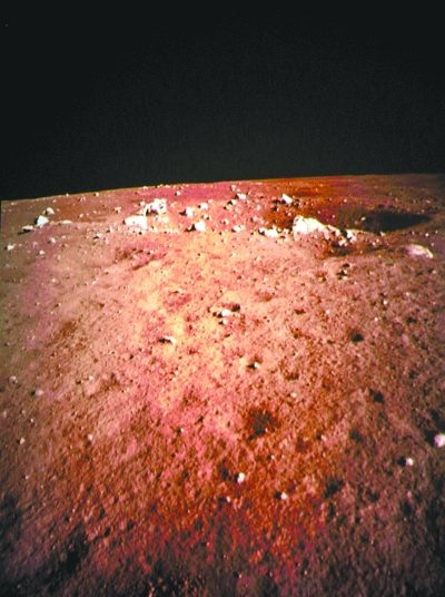 嫦娥三号探测器监视相机传回的月球表面照片.新华社发