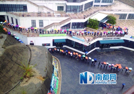 图书馆抢座 雨中长队一公里|网友|微博_凤凰资讯