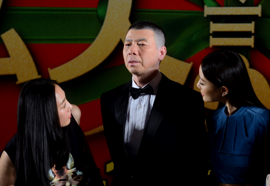 冯小刚昨日在京出席《私人订制》首映礼。左为白百何，右为李小璐。