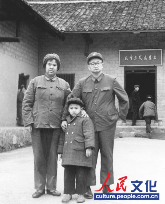 　　毛岸青、邵华和毛新宇在韶山毛泽东旧居。