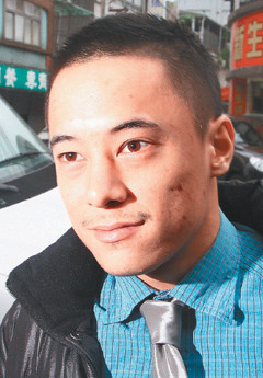 蒋家第四代蒋友青被控恐吓 出庭一改颓废风|