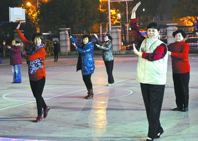 跳广场舞的清一色是女性. 记者熊波 摄