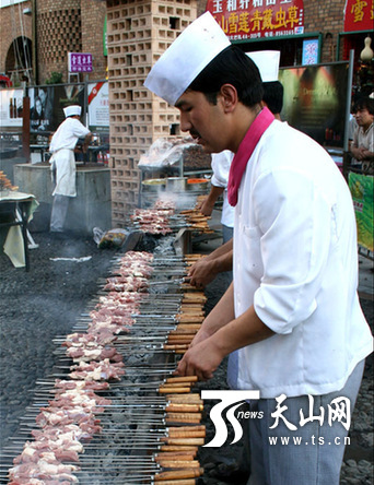前11月新疆限额以上住宿餐饮业营业额同比降