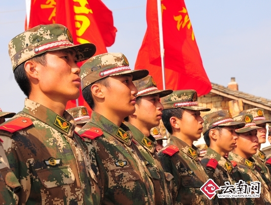 武警曲靖支队拉练官兵向战斗英雄史光柱同志学