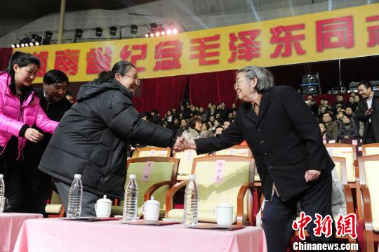 毛泽东女儿李讷（左）、李敏互相握手。　杨华峰　摄