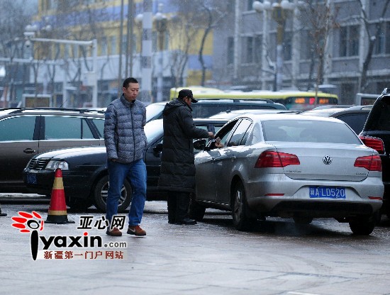 图为 12月24日中午乌鲁木齐市红山转盘旁的世纪百盛停车场上工作人员正在对停放在该停车场的车辆进行收费,收费标准是3块钱不限时停放。如果按照新的停车费收费标准这个停车场将被归类为一类停车场停车费将会大幅度上涨。亚心网记者 赵宇飞 摄 通过差别化收费,调整车辆停放的地点和时间,让更多的车辆进入中心城区以外的停车场停放。通过调整停车收费,鼓励社会投资建设停车场,解决停车设施总量不足的问题。 马怀新在接受记者采访时表示,根据国内外各大城市的城市交通发展经验,单纯通过修路难以解决城市中心区域交通拥堵难题,因此很