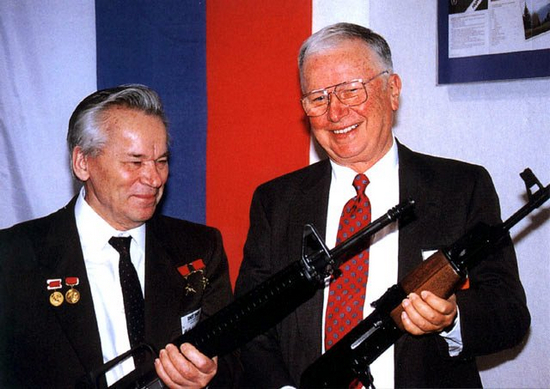 卡拉什尼科夫（左）与斯通纳（M16步枪设计者）见面时手持对方设计的武器合影。