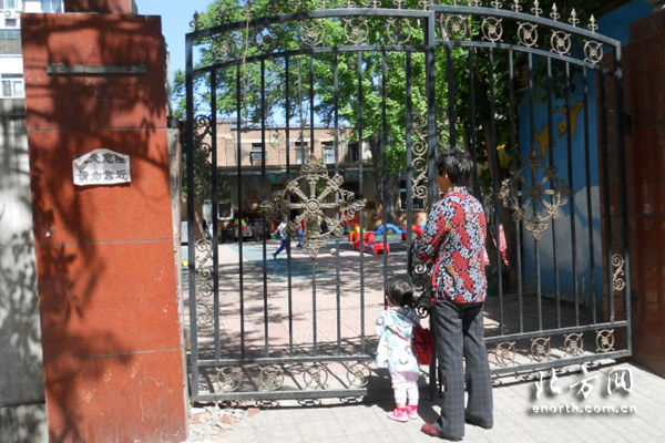 《幼儿园围墙倾斜近百日》(拍客:吹口哨的人)