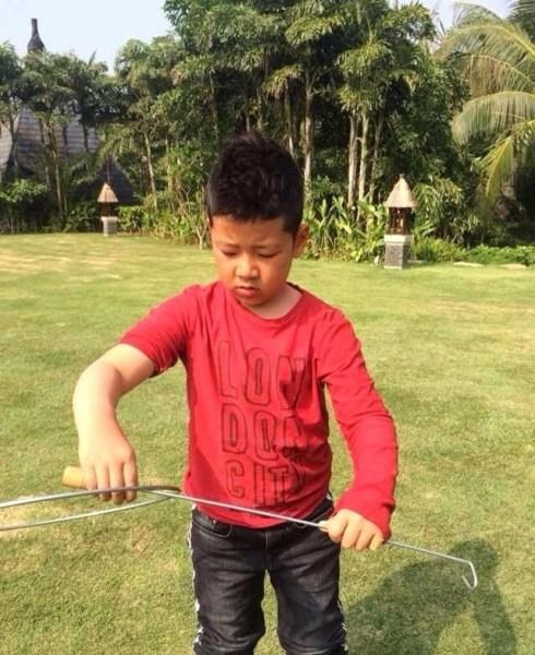 郭涛晒儿子石头<em>滚铁环</em>照 网友2013齐怀旧(图)