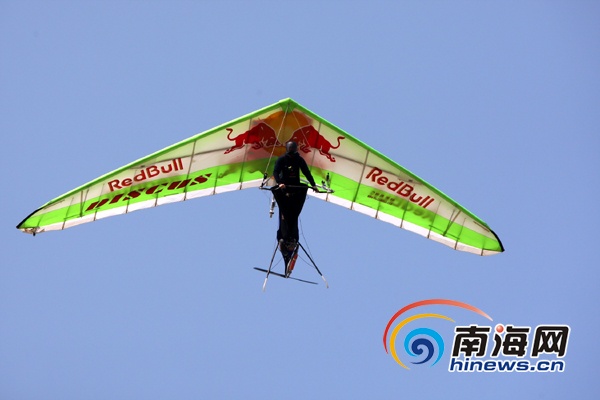 中国滑翔翼第一人王勇成功飞越琼州海峡(图)|滑
