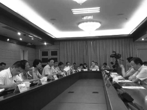 秘书长周晓汉代表商会出席市委市政府2013上半年经济工作座谈会