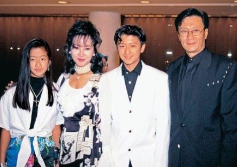 谢霆锋送父亲豪车 谢贤:不知道我没钱加油|旅行