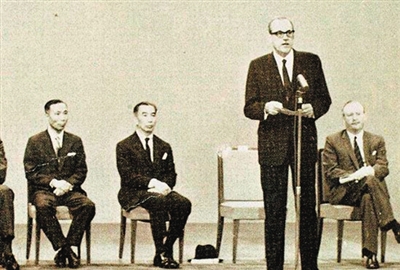 　　1967年11月19日，TVB启播，六叔（左一）参与剪彩。