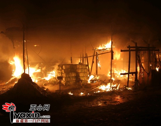 小火炉引燃乌鲁木齐市天津北路的一处农贸市场