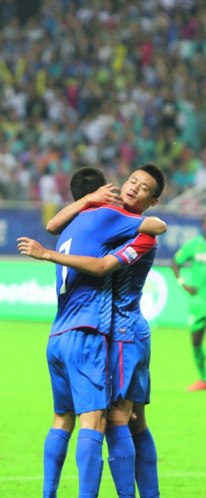 从天津火车头足球队出道的无名小辈冯仁亮(左