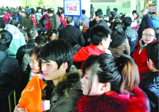 资料图片:15日,旅客在乌鲁木齐火车站第一候车室准备乘T36次列车。 天山网讯(记者尹树娥 通讯员张俊华报道)1月16日,2014年春运正式拉开大幕。记者从乌鲁木齐火车站了解到,乌鲁木齐火车站预计春运期间发送旅客98万人次,日均2.45万人次,其中发送直通客流55万人次,管内客流43万人次,预计较去年增运4.